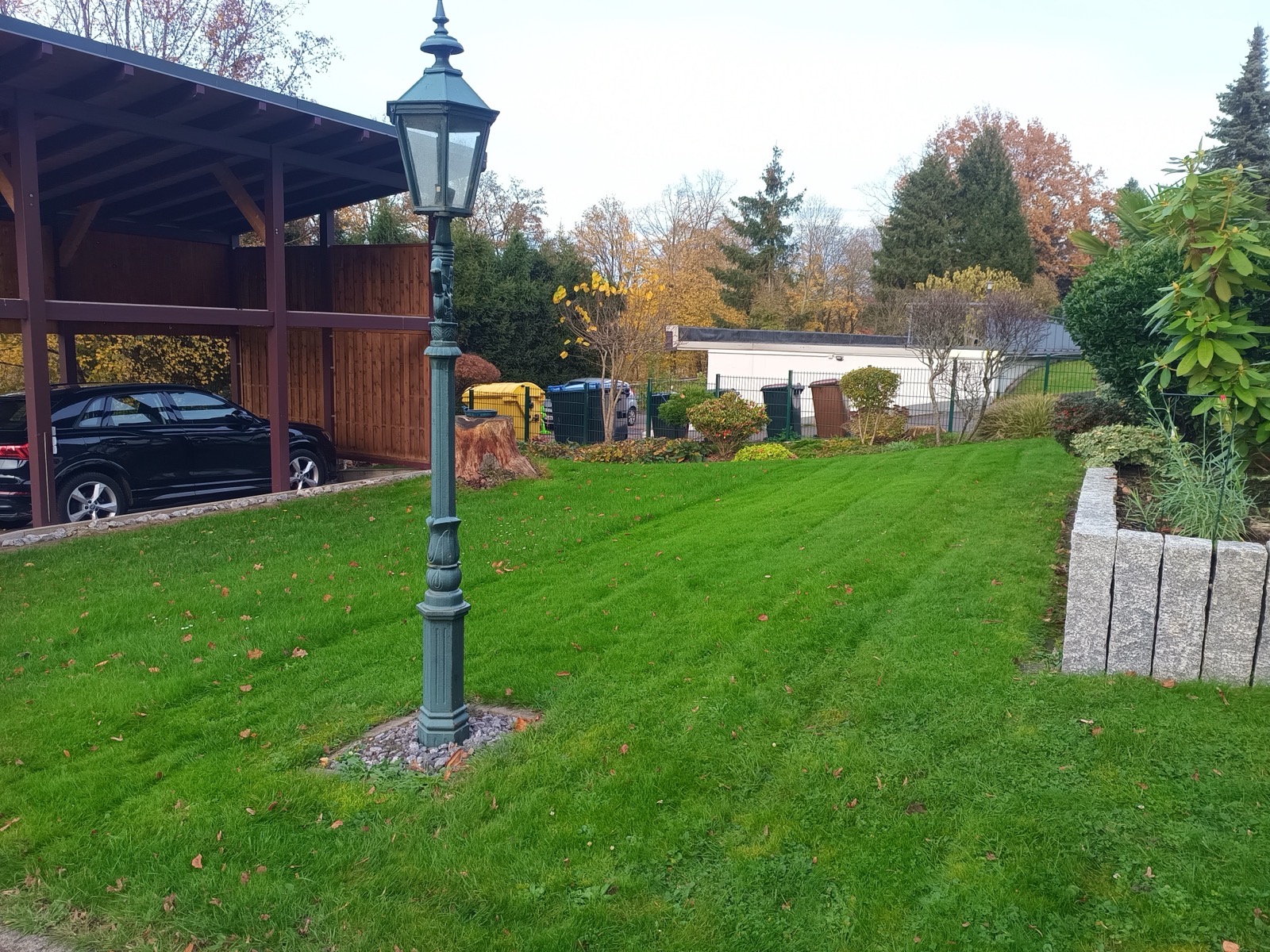 Gepflegter Garten im Herbst