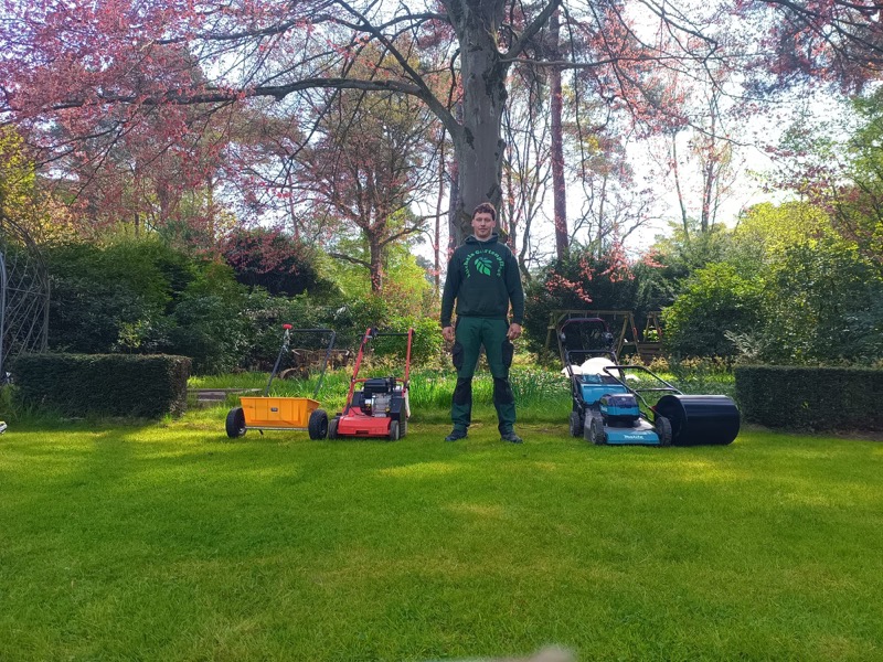 Tobi B&uuml;chel mit professionellem Rasen-Equipment